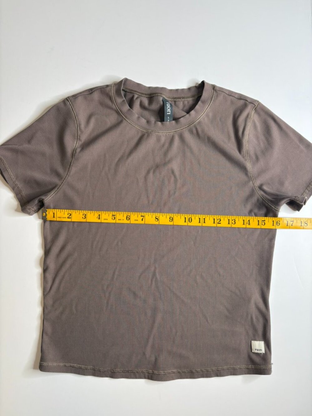 Vuori Pose Fitted Tee – Smokey Taupe – Large – Soft Stretch Performance - Picture 3 of 9